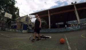 Panier de basket avec un BMX et Skateboard !