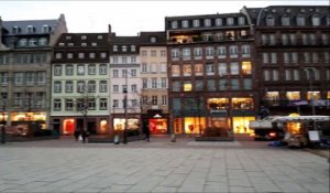 Le démontage du grand sapin de la place Kléber à Strasbourg.