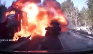 Explosion après une collision frontale entre une Jeep et un camion (New Hampshire)