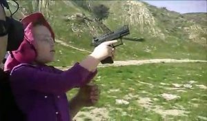 Un américain apprend à sa fillette de 4 ans à tirer avec une arme de poing