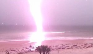 Un impacte de foudre impressionnant sur la plage