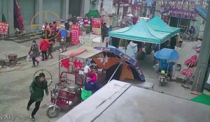 Quand un voleur de cigarettes poursuivi par la police se fait stopper par un homme en scooter !