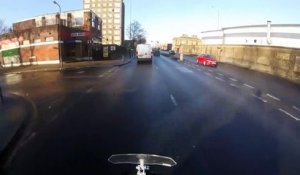 Elle traverse sans regarder pour prendre le bus et se fait percuter par une moto !