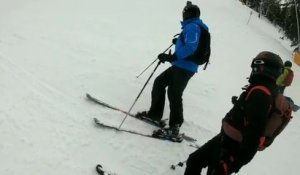 Elle descend la piste de ski en position allongée.