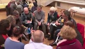 Grand débat en Gironde: la présence muette des "gilets jaunes"