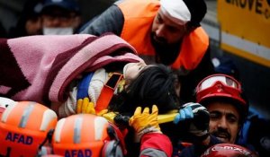 Istanbul : les secours extirpent une fillette des décombres de l'immeuble effondré