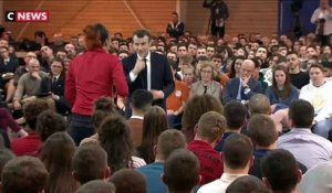 Une jeune femme interpelle Macron sur l'autisme
