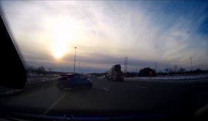 Un automobiliste fait un tête à queue en pleine autoroute... Peur de sa vie!