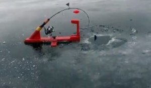 Pêcher en hiver sur un lac gelé, ce n'est pas facile