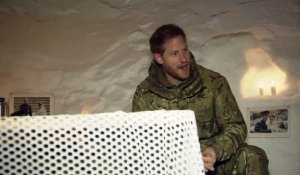 Le prince Harry rend visite à des soldats dans le cercle polaire