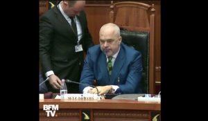 Le Premier ministre albanais aspergé d'encre au Parlement