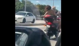 Cette femme se rase les jambes à l'arrière...d'une moto