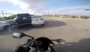 Un motard vraiment chanceux évite le pire...