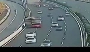 Un autocar fait demi-tour sur l'autoroute (Chine)