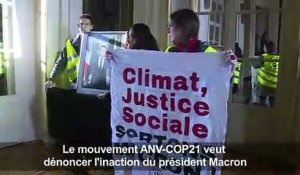 Climat: des activistes décrochent un portrait de Macron