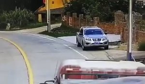 Une voiture se fait défoncer par deux roues tombées d'un camion