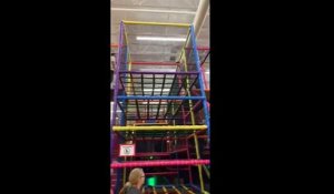 Une maman monte sur une structure d’escalade pour enfant mais ça se termine mal