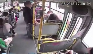 La vidéo d'une collision filmée de l'intérieur du bus... Importance de la ceinture