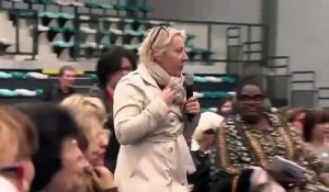 En plein débat à Pessac, une femme offre un collier avec un mini gilet jaune à Emmanuel Macron