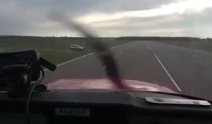 Un automobiliste coupe la route d'un avion qui atterrit...