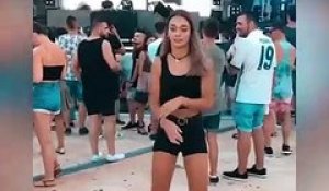 Cette fille attire l'attention avec ses magnifiques pas de danse