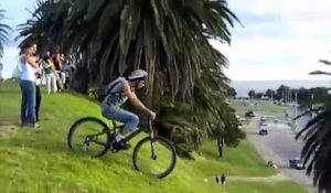 Elle descend une colline avec son vélo et se fait directement renverser par une voiture