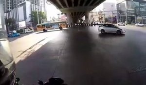 Un motard se fait percuter par une voiture qui grille un feu rouge