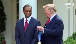 Donald Trump décore la "légende" Tiger Woods