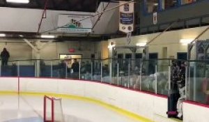 Des enfants hockeyeurs enchaînent les chutent en rentrant sur la glace