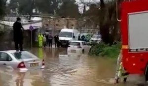 Des pompiers n'arrivent pas à secourir un homme coincé sur le toit de sa voiture dans des inondations