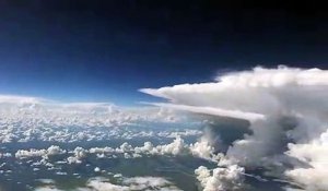 Un avion passe à côté d’un orage