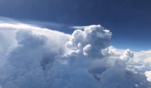 Le passager d'un avion film un orage vu d'en haut... Magnifique