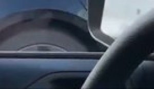 Cet automobiliste filme un conducteur de Tesla qui dort au volant à 120kmh (Californie)