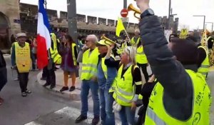 Les Gilets jaunes chantent rue de la République à Avignon.