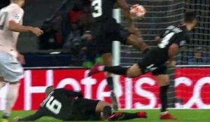 Football - Lukaku console Kimpembé et Bruno Genesio désolé pour le PSG éliminé de la Ligue des Champions par Manchester United (1-3)