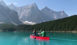 Ce couple navigue en canoe sur un lac magnifique du Canada - Glacial lake