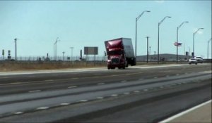 L'incroyable vidéo d'un camion renversé par une grosse rafale de vent