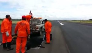 Effrayant : des ouvriers quittent la piste juste avant l'atterrissage d'un avion