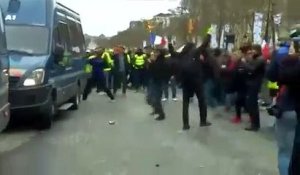 "Gilets jaunes" : sur les Champs-Elysées, des manifestants s'en prennent à un fourgon de gendarmerie