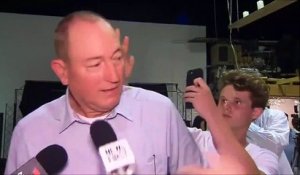 Un ado casse un oeuf sur la tête d'un sénateur australien en plein direct et sa réaction est incroyable