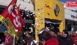 VIDEO. Châtellerault : les salariés des fonderies du Poitou manifestent devant le garage Renault
