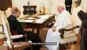 Le cardinal Barbarin s explique face aux caméras après la décision du Pape hier de refuser sa démission