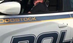 Un policier américain fait de la musique avec la sirène de son véhicule