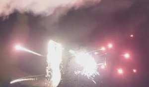 Un avion tire des lasers et des feux d'artifice pendant un show aérien