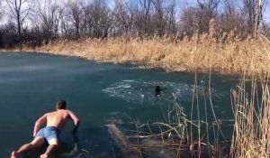 Il prend d'énormes risques pour sauver un chien tombé dans un lac gelé