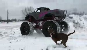 Un monster truck fait des donuts dans la neige