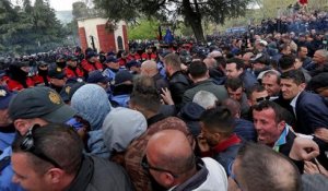 Albanie : les manifestants de l'opposition tentent d'entrer dans le Parlement