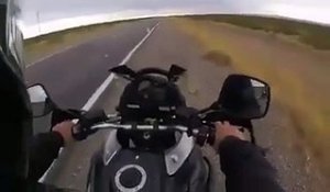 Un motard prévient un autre que sa moto est en train de prendre feu !