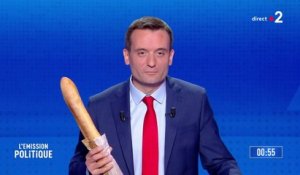 Florian Philippot, tête de liste pour Les Patriotes, présente une baguette de pain, symbole de l' "augmentation forte des prix du passage à l'euro"