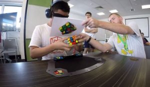 Yeux bandés, il termine un rubik's cube en 16 secondes... record du monde !